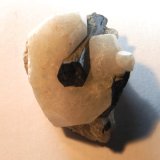 Analcima y Aegirina
Medidas pieza: 3,2x2,5x2,4 cm
(Autor: Sergio Pequeño)