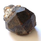 Almandino
Medidas pieza: 2,7x2x1.8 cm
(Autor: Sergio Pequeño)