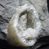 Calcita
2 x 1,5 cm. la geoda, 1 cm. el cristal
(Autor: javier ruiz martin)