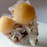 Thomsonita, Estilbita, Heulandita
Medidas pieza: 6,5x5,6x2,8 cm
(Autor: Sergio Pequeño)