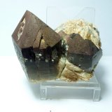 Cuarzo (variedad ahumado) y Albita
Medida: 6,5x5,5x4,5 cm
(Autor: Sergio Pequeño)
