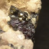 Proustita, Pirita, Dolomita
6 x 4 cm. la pieza, 0,6 cm. zona cristales
(Autor: javier ruiz martin)
