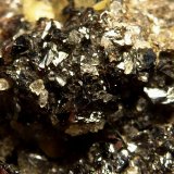 Esfalerita (variedad esfalerita rubí), Siderita, Calcita
6 x 4 cm.  la pieza, 1 x 1 cm. la zona de cristales
(Autor: javier ruiz martin)