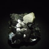 Scheelita, Arsenopirita y Magnetita.
50x50 mm.; cristal de 15x15 mm.
(Autor: Jesus Franquesa Baucells)