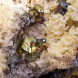 Calcopirita, esfalerita, cuarzo y dolomita sobre siderita
Tamaño de la pieza 6 x 4 cm. Detalle de algunos cristales.
(Autor: Cristalino)