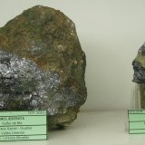 Molibdenita
10x6x3 cm (ejemplar de la derecha)
(Autor: Frederic Varela)