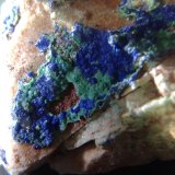 Azurita con Zincolivenita
encuadre de 2,5 cm
(Autor: srm13151)