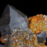 Cuarzo (variedad ahumado), Spessartina (Espesartina)
6,1 x 5,4 cm.
(Autor: Xavier bordas)