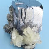 Galena, calcita, calcopirita
51 mm x 35 mm. Arista del cristal de galena: 27 mm. Masa: 155 g.
(Autor: Carles Millan)
