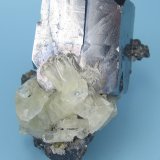 Galena, calcita, calcopirita
51 mm x 35 mm. Arista del cristal de galena: 27 mm. Masa: 155 g.
(Autor: Carles Millan)