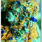 Brochantita, azurita.
Encuadre 4 mm.
(Autor: Rafa Muñoz(mineralvarado))