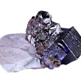 Fluorita, esfalerita, calcopirita
65 mm x 50 mm x 24 mm. Cristal mayor de fluorita: 17 mm en la arista
(Autor: Carles Millan)