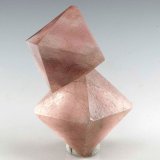 Fluorita
Medidas: 44mm x 28mm. Cristal mayor: 28mm altura, 21mm arista. Masa: 26g.
(Autor: Carles Millan)