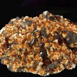 Spessartina (grupo Granate), Cuarzo (variedad ahumado), Feldespato
12,1 x 8,3 cm.
(Autor: Xavier bordas)