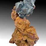 Cuprita, Cobre
Mina Rubtsovsk, Distrito Rubtsovsky, Altai Krai, Rusia
54 mm × 31 mm. Cristal mayor de cuprita: 9,5 mm en arista, 13,4 mm entre vértices opuestos (calculado). Masa: 53.6 g.
(Autor: Carles Millan)