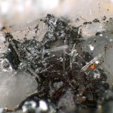 Burbankita, Clorita, Ilmenita, Analcima
Cristales de 2 mm.
(Autor: Antonio P. López)
