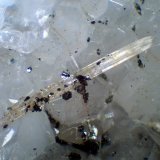 Burbankita, Ilmenita, Analcima
Cristal de 2 mm.
(Autor: Antonio P. López)