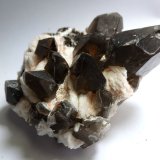 Cuarzo (variedad ahumado) y Albita
Medida: 5,8 x 4,5 x 3 cm
(Autor: Sergio Pequeño)
