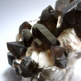 Cuarzo (variedad ahumado) y Albita
Medida: 5,8 x 4,5 x 3 cm
(Autor: Sergio Pequeño)