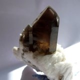Cuarzo (variedad ahumado) y Albita
Medida: 4,3 x 3 x 2,5 cm
(Autor: Sergio Pequeño)