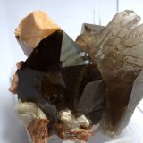 Cuarzo (variedad ahumado), Microclina y Albita
Medida: 5,5 x 5 x 3,5 cm
(Autor: Sergio Pequeño)