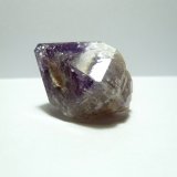 Cuarzo (variedad amatista)
Medida: 3,7x2,4x2,2 cm
(Autor: Sergio Pequeño)