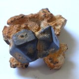 Goethita pseudomórfica de Pirita
Medidas pieza: 3,2x2,7x1,6 cm
(Autor: Sergio Pequeño)