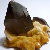 Cuarzo (variedad ahumado) y Albita
Medida: 4 x 2,5 x 2,3 cm
(Autor: Sergio Pequeño)