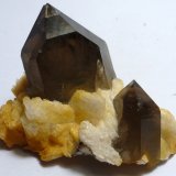 Cuarzo (variedad ahumado) y Albita
Medida: 4 x 2,5 x 2,3 cm
(Autor: Sergio Pequeño)