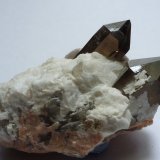 Cuarzo (variedad ahumado) y Albita
Medida: 4 x 3 x 2,5 cm
(Autor: Sergio Pequeño)