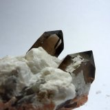 Cuarzo (variedad ahumado) y Albita
Medida: 4 x 3 x 2,5 cm
(Autor: Sergio Pequeño)