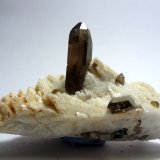 Cuarzo (variedad ahumado) y Albita
Medida: 5,5 x 3 x 3,5 cm
(Autor: Sergio Pequeño)