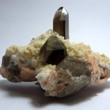 Cuarzo (variedad ahumado) y Albita
Medida: 5,5 x 3 x 3,5 cm
(Autor: Sergio Pequeño)
