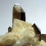 Cuarzo (variedad ahumado) y Albita
Medida: 5,5 x 3 x 3,5 cm
(Autor: Sergio Pequeño)