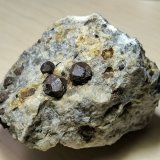 Almandina, Moscovita
82 mm x 74 mm. Cristal mayor: 10 mm. Masa: 331 g.
(Autor: Carles Millan)
