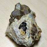 Almandina, Schorlo, Moscovita
50 mm x 40 mm. Cristal mayor: 20 mm. Masa: 54 g.
(Autor: Carles Millan)