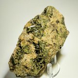 Epidota, Grosularia
105 mm x 70 mm. Cristal mayor: 17 mm. Masa: 360 g.
(Autor: Carles Millan)