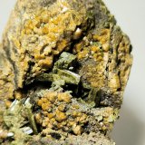 Epidota, Grosularia
105 mm x 70 mm. Cristal mayor: 17 mm. Masa: 360 g.
(Autor: Carles Millan)