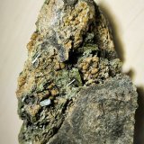 Epidota, Grosularia
105 mm x 70 mm. Cristal mayor: 17 mm. Masa: 360 g.
(Autor: Carles Millan)