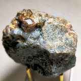 Grosularia
72 mm x 69 mm x 47 mm. Cristal mayor: 13 mm. Masa: 308 g.
(Autor: Carles Millan)