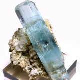 Berilo [Beryl], Albita [Albite], Cuarzo [Quartz], Chorlo [Schorl]
74 mm x 46 mm. Cristal de berilo: 74 mm altura, 18 mm anchura. Masa: 94 g
(Autor: Carles Millan)