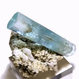 Berilo [Beryl], Albita [Albite], Cuarzo [Quartz], Chorlo [Schorl]
74 mm x 46 mm. Cristal de berilo: 74 mm altura, 18 mm anchura. Masa: 94 g
(Autor: Carles Millan)