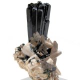Aegirina, cuarzo, ortoclasa
79 mm x 61 mm. Cristal principal: 77 mm de altura,
(Autor: Carles Millan)