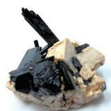 Arfvedsonita, ortoclasa
72 mm x 56 mm. Cristal principal: 48 mm de altura
(Autor: Carles Millan)