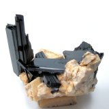 Arfvedsonita, ortoclasa
72 mm x 56 mm. Cristal principal: 48 mm de altura
(Autor: Carles Millan)