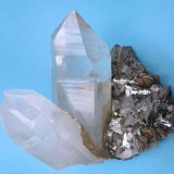 Cuarzo, Arsenopirita, Dolomita, Moscovita
115 mm x 90 mm. Cristal principal de cuarzo: 46 mm de anchura, 115 mm de altura. Masa: 961 g
(Autor: Carles Millan)