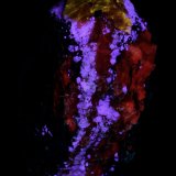Zircon, Apatito, Calcita, Biotita,
42 x 30 mm
(Autor: UVmineral)