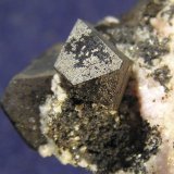 Alabandita, Rodocrosita
Detalle de la pieza anterior. Cristal 0,9 x 0,5 cm
(Autor: Frederic Varela)