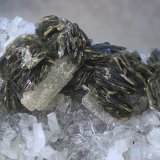 Fluorapatito y clinocloro
Campo de visión de  2 mm.
(Autor: Antonio Carmona)
