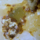 Tooeleita con Preisingerita y escorodita
Campo de visión de  2 mm.
(Autor: Antonio Carmona)